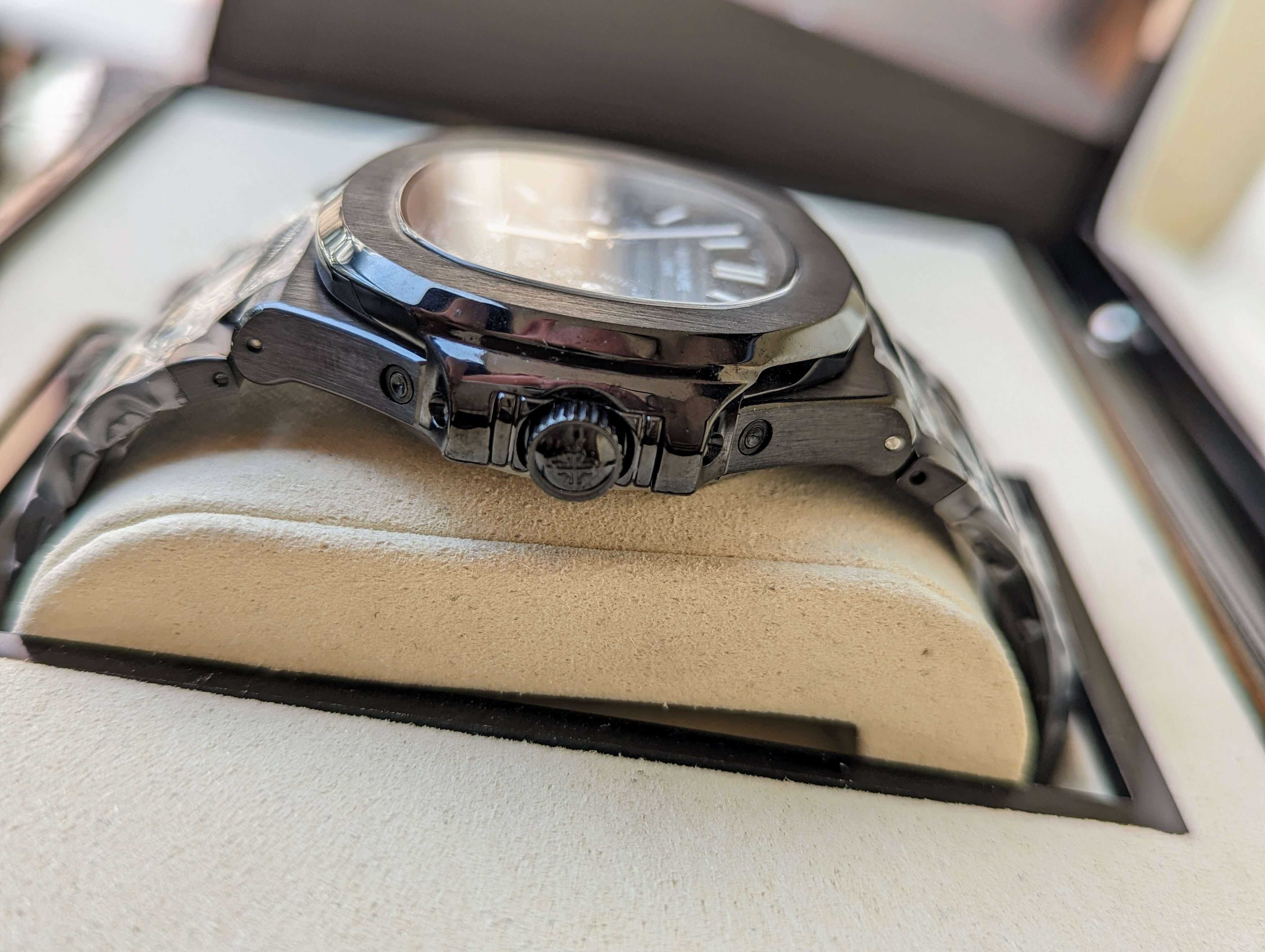 Patek Philippe Nautilus Perpetual Calendar cu mecanism automat