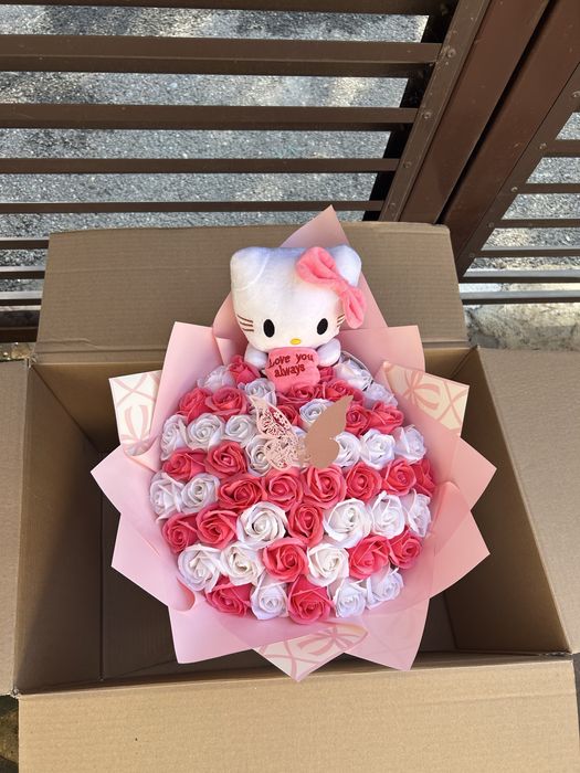 Buchet Hello Kitty, 51 Teandafiri De Sapun (Albi si Roz) + Fundita Roz