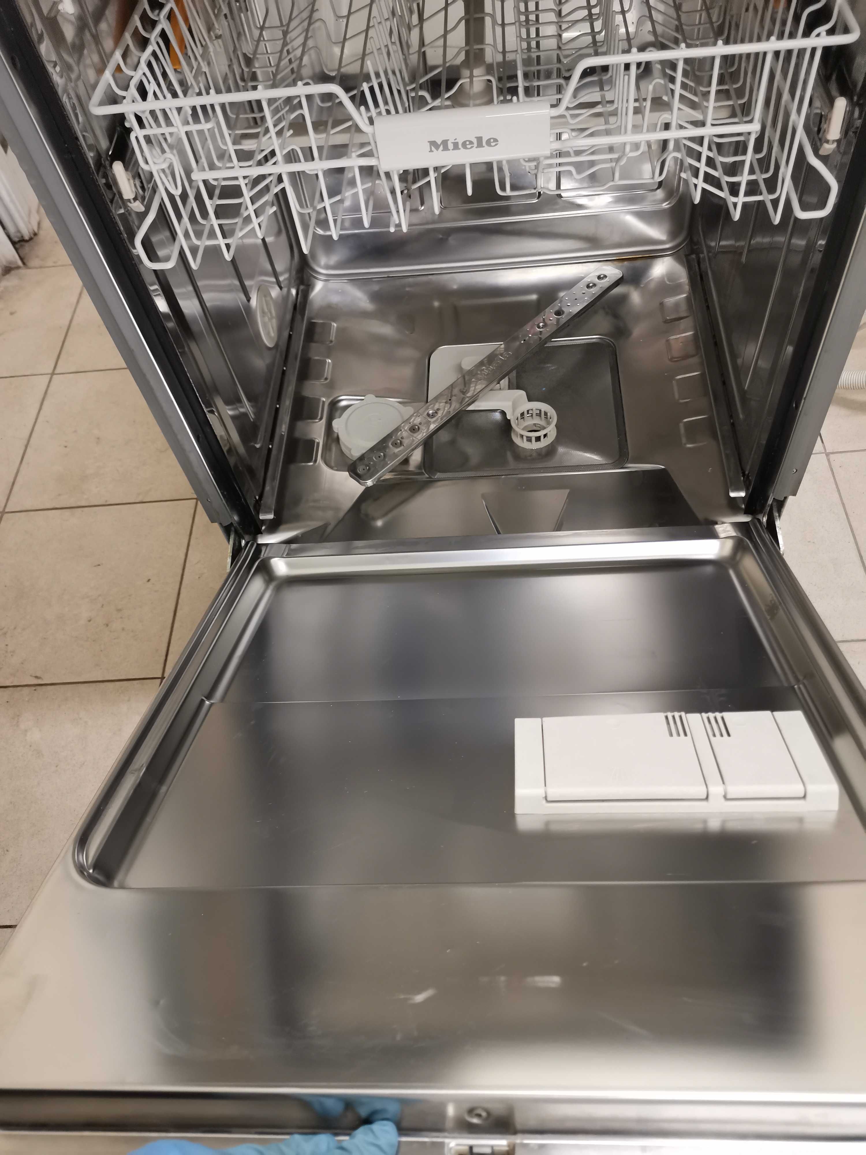 Продавам Съдомиялна за пълно вграждане MIELE 60см. ГЕРМАНИЯ
