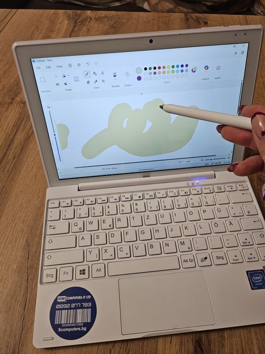 Лаптоп с тъч и писалка