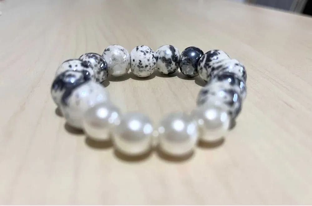 Bratara margele albe din ceramica si perle noua handmade