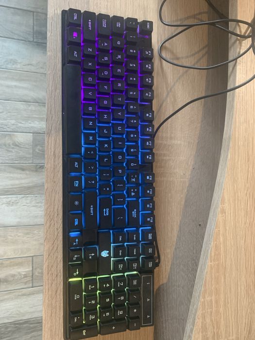 Tastatură Wolf RGB, taste detașabile – perfectă pentru gaming & office