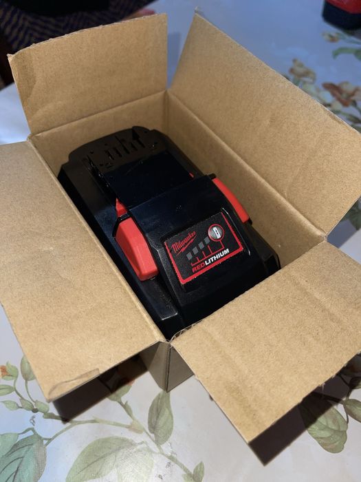Acumulator milwaukee 18v 12 Ah + incarcator. Ambele sunt noi !!