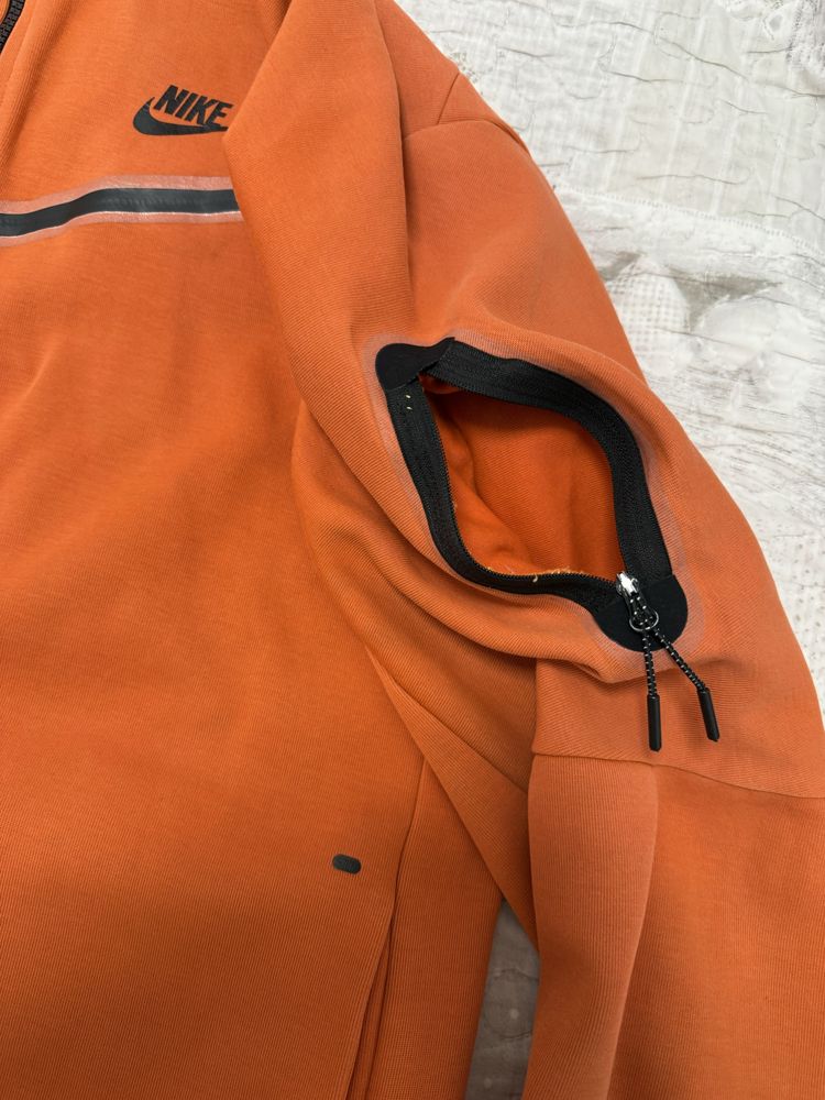 Продавам nike tech fleece