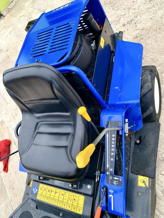 Tractoras de tuns iarba Iseki profesional destinat defrisarilor.