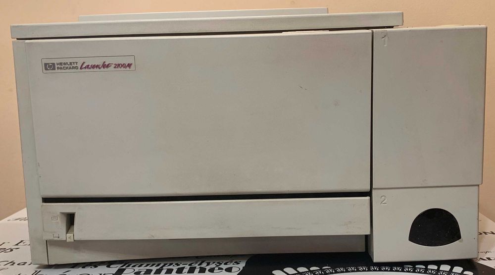 много запазен и работещ професионален принтер HP Laser Jet 2100 M