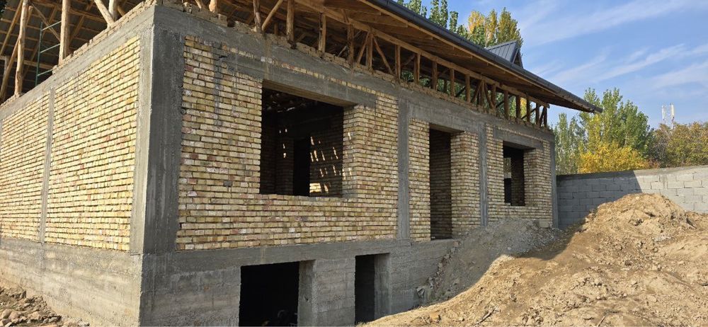 Курилиши тугалланмаган ховли уй