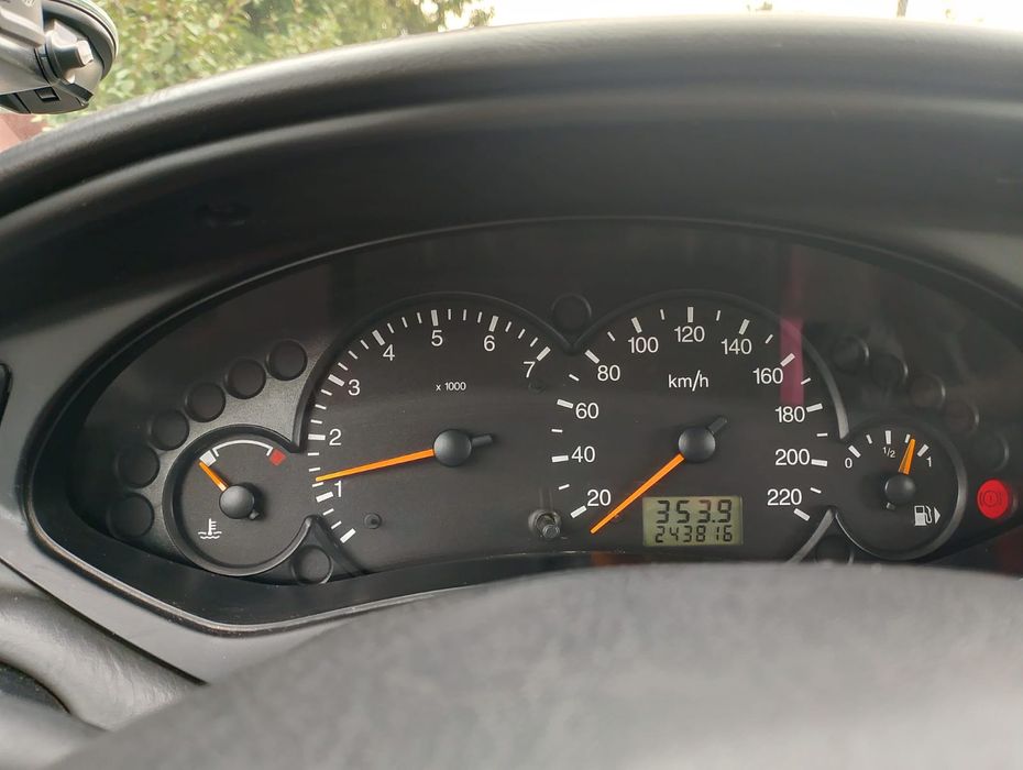 Vând Schimb Ford Focus.