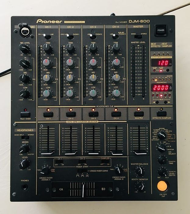 Pioneer djm 600 cu 4 canale