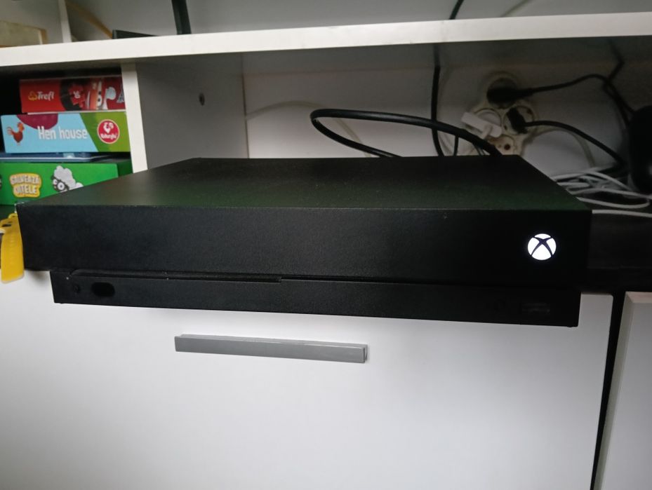 Xbox one x,1 TB memorie ,2 controllere + 8 jocuri