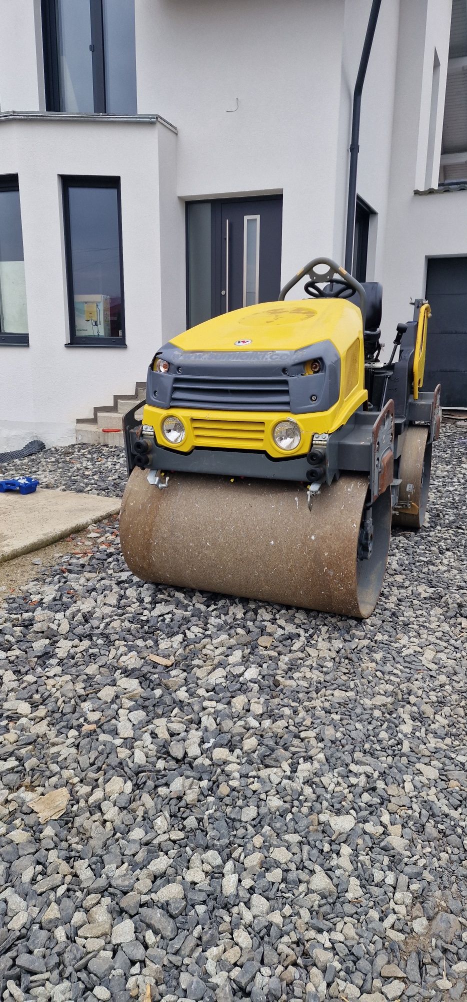 Închiriez bobcat  cilindru compactor