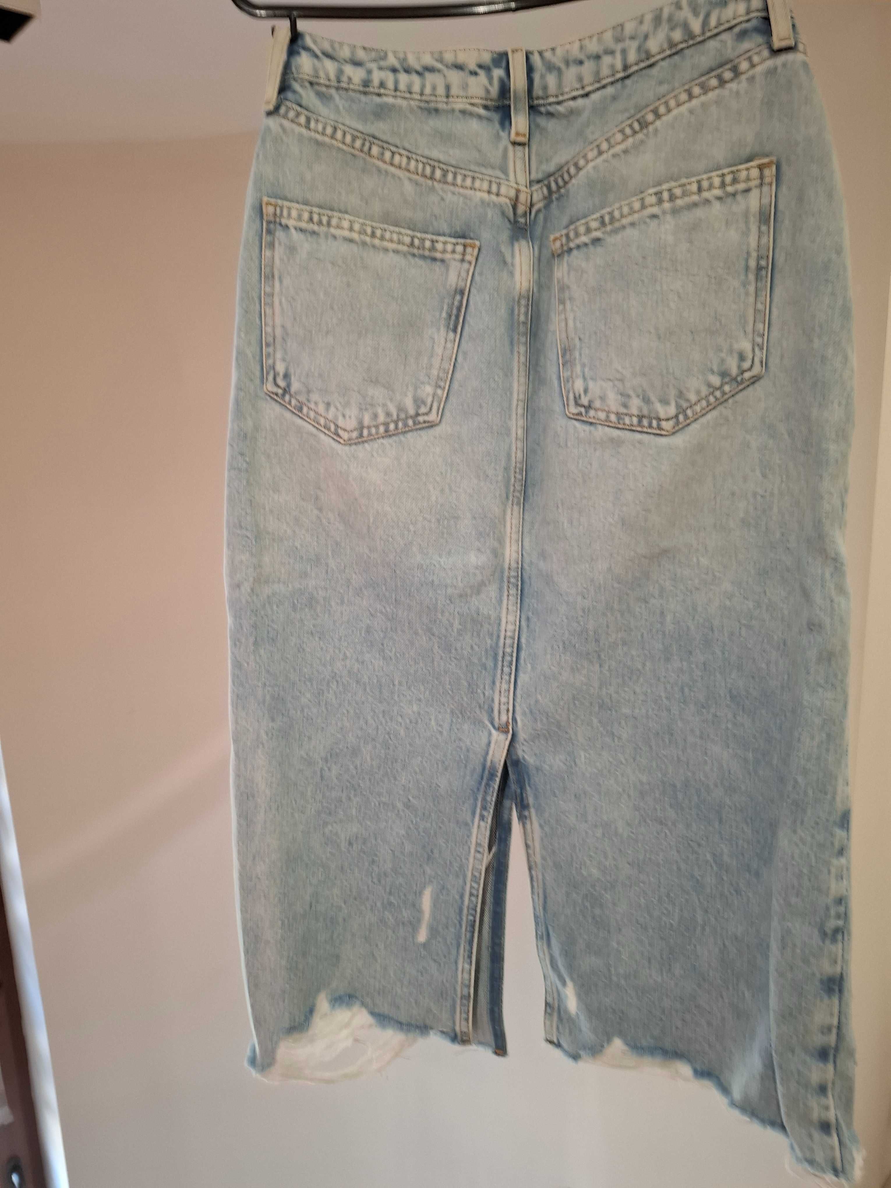 ZARA, Дънкова пола с декоративни скъсвания и разнищен подгъв.