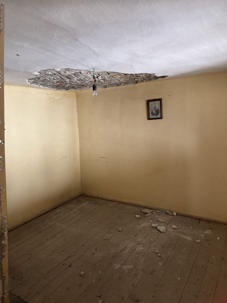 Casă bătrânească de vânzare – teren generos, zonă liniștită –Sutesti