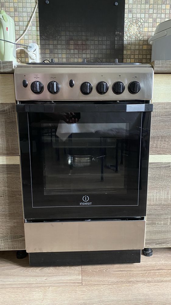 Продаю газовую плиту Indesit 4-х комфорочную
