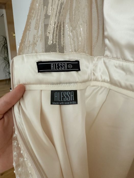 Официална рокля.