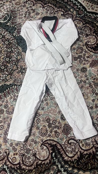 Продам кимано цена 8000 на 10лет одевали  пару раз