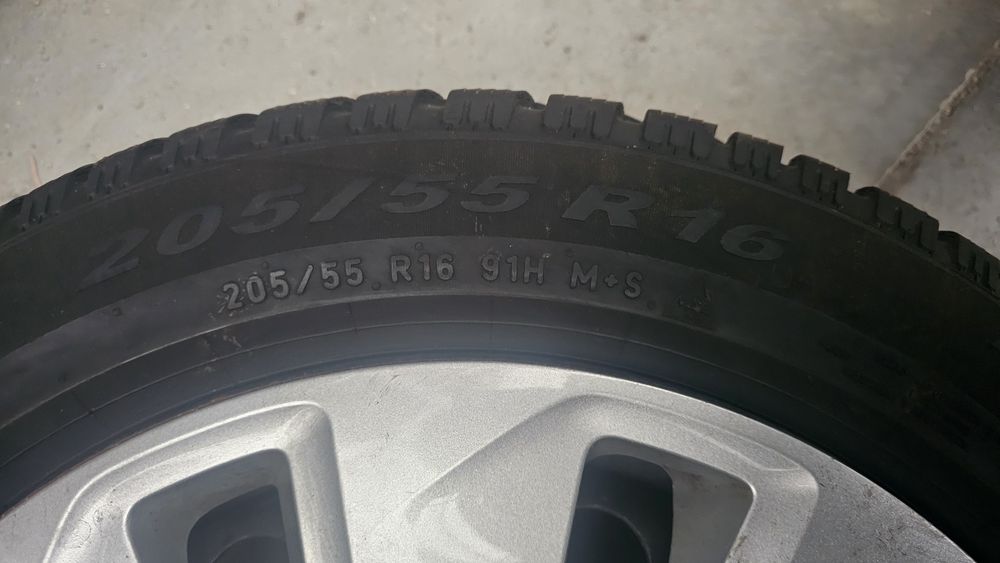 Зимни гуми Pirelli 205/55/16  с джанти и оригинални тасове - 520лв.