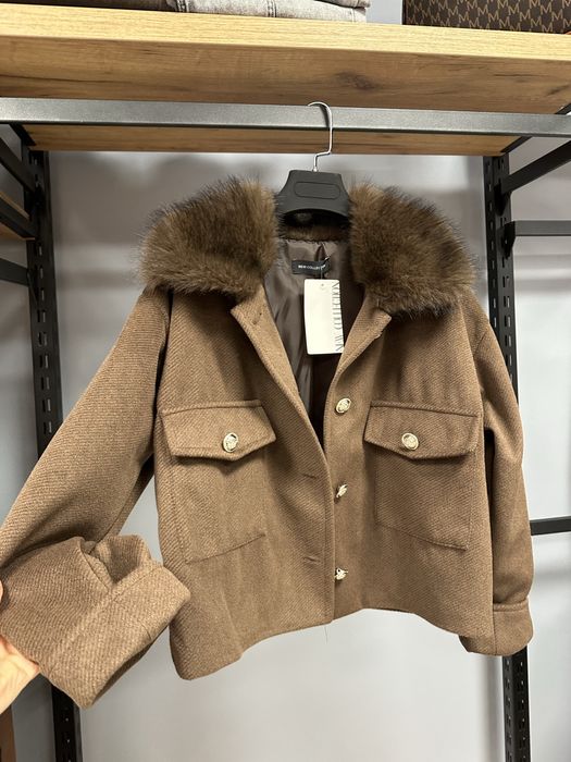 Късо палто с пухена яка два цвята