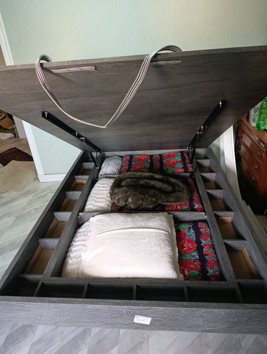 Кровать большого размера