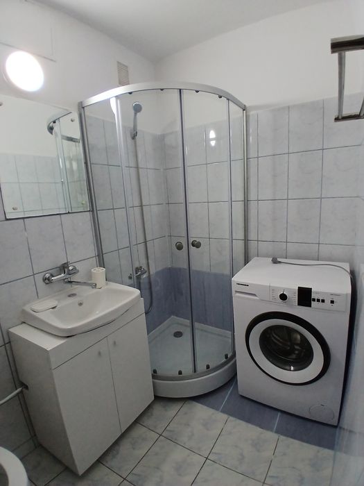 Închiriez garsoniera  str. Democrației