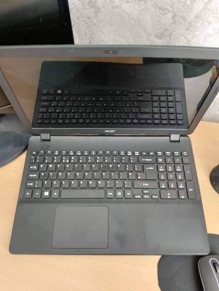 Лаптоп -Acer със счупен екран
