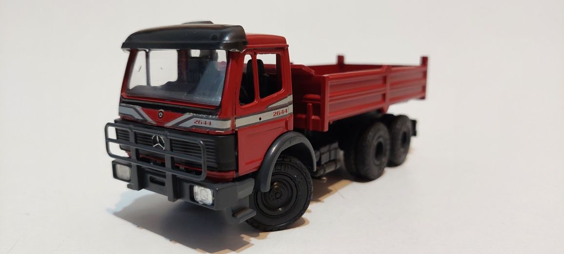 Macheta camion Mercedes-Benz scara 1/43