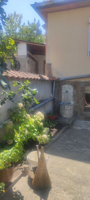 Собственик продава масивна къща в Перущица