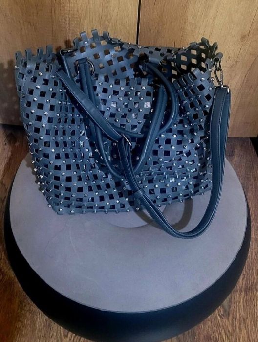 Графитена чанта от кожена мрежа с метални елементи и плюшен несесер