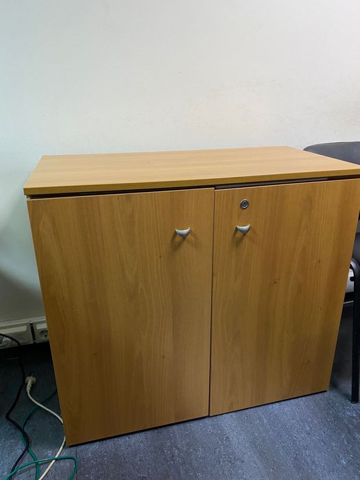 2 броя шкафове за дома и офиса