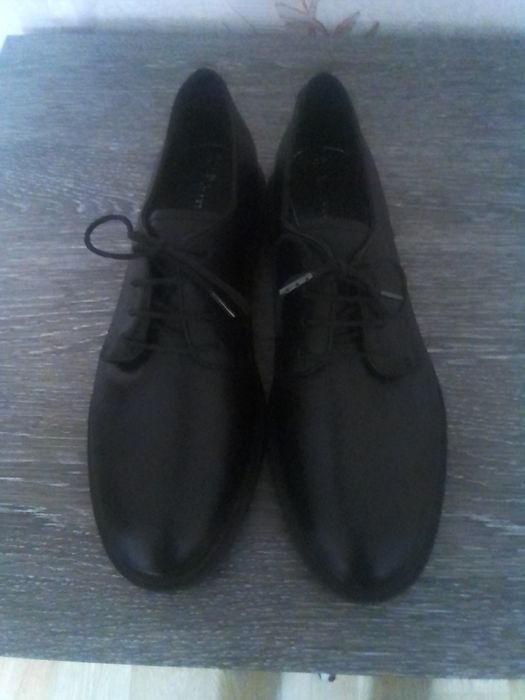 Продам школьные туфли 39 размер новые