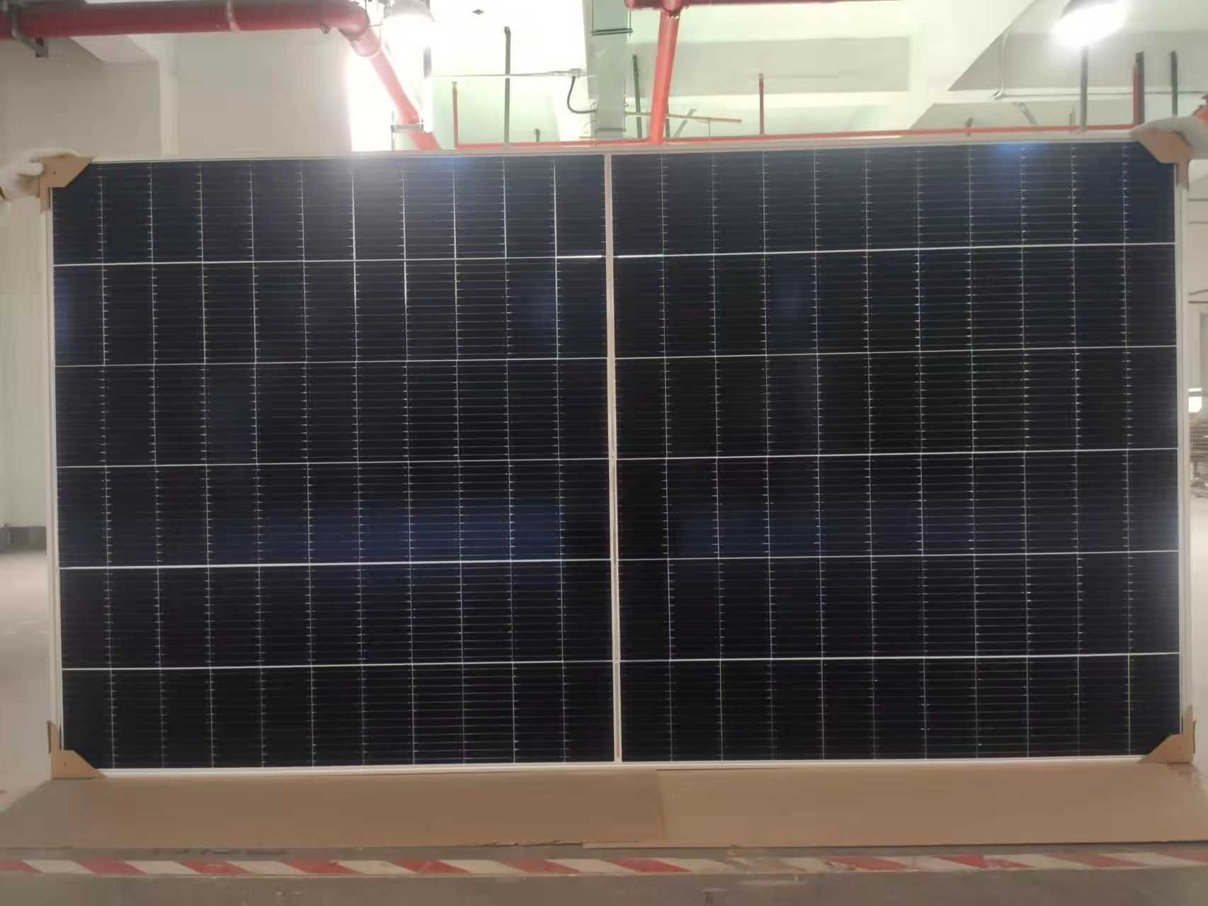 Panouri fotovoltaice Canadian solar bifacial 650w