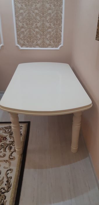 Стол гостиный размер длина 2м, ширина 1м. В раздвижном состоянии 2,5 м