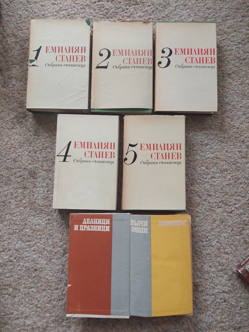 Продавам запазени книги!