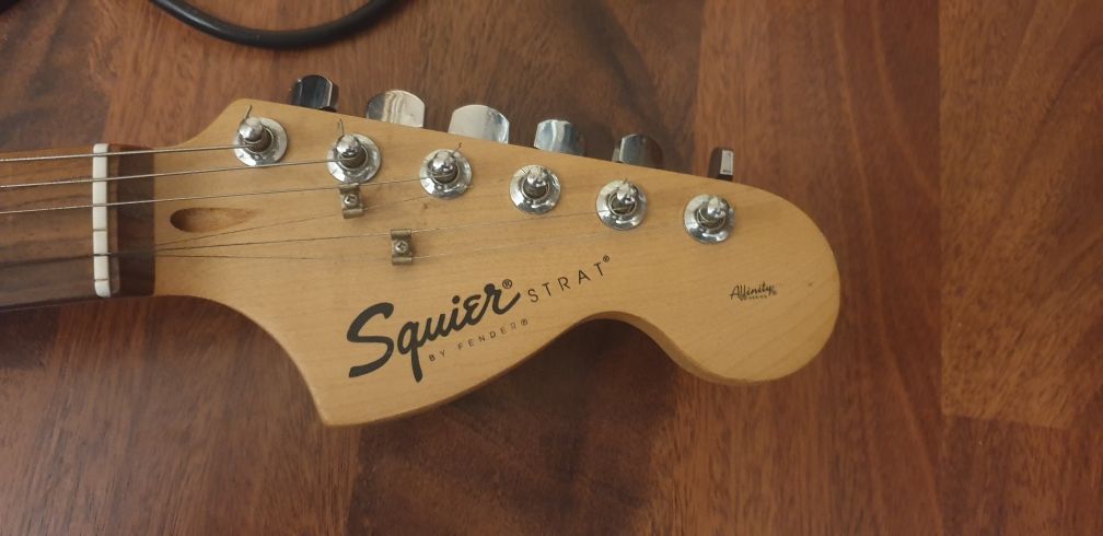 Pachet - chitara electrica Squier by Fender