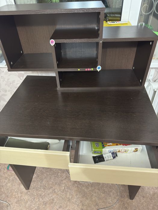 Стол письменный с навесной полкой