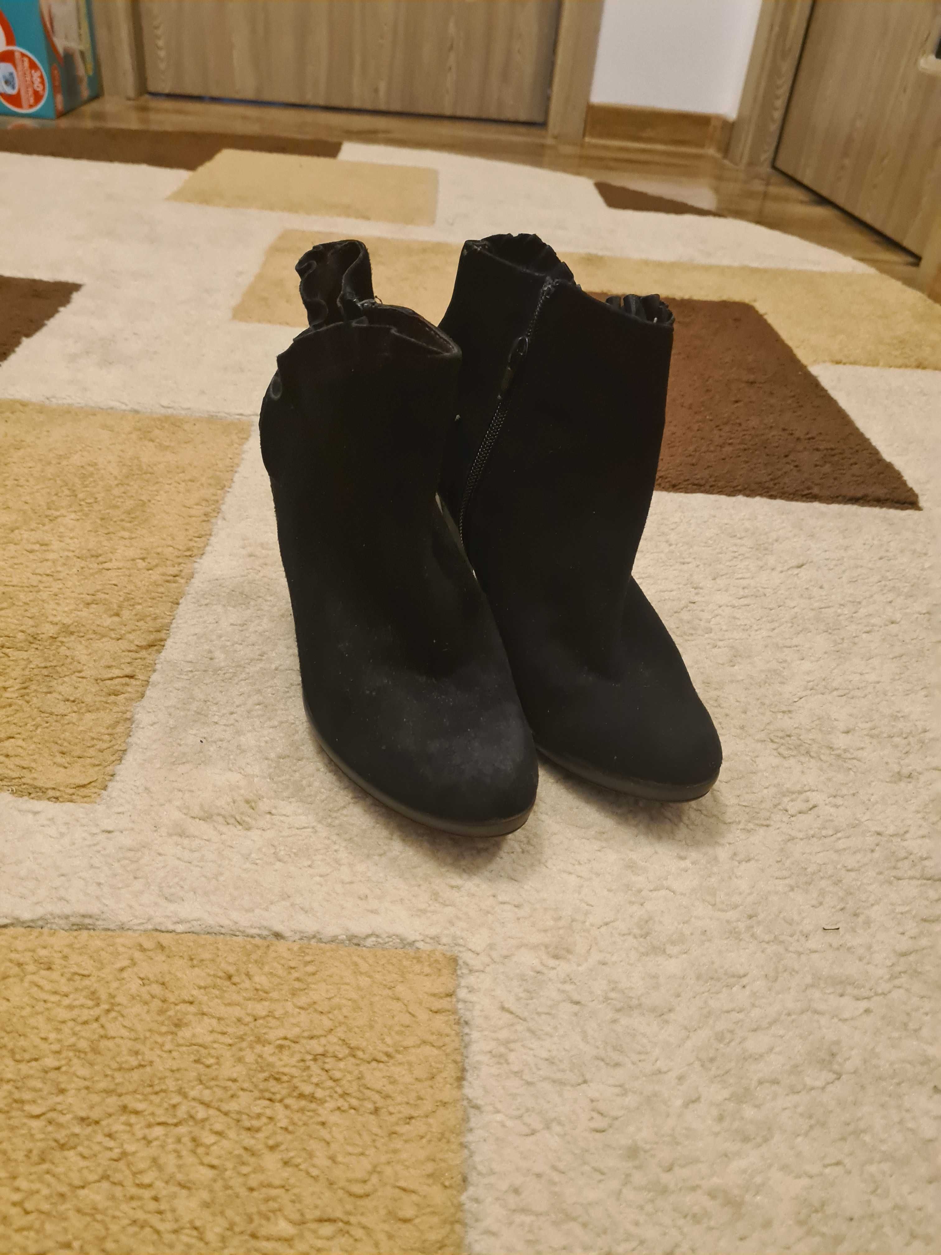 Botine negre, mărimea 37,toc micuț, material catifea