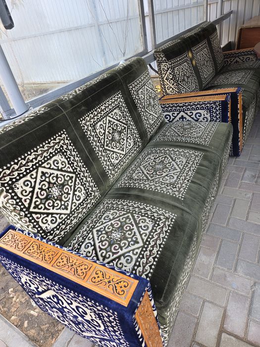 Продам диваны б/у для кафе или столовых.