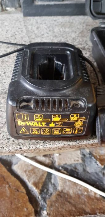 Винтоверт Dewalt DC728