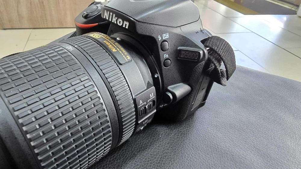 Фотоапарат Nikon D5600 + обектив Nikon AF-S DX 18-140mm