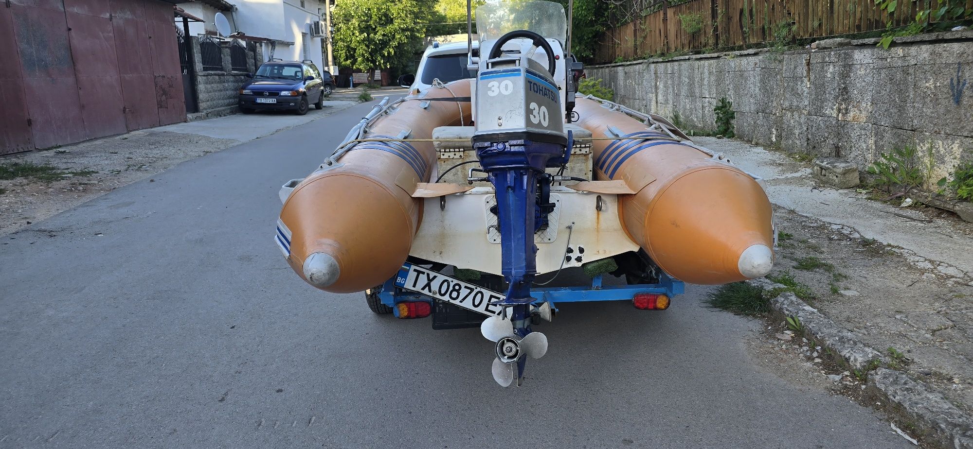 Лодка риб с мотор и колесар