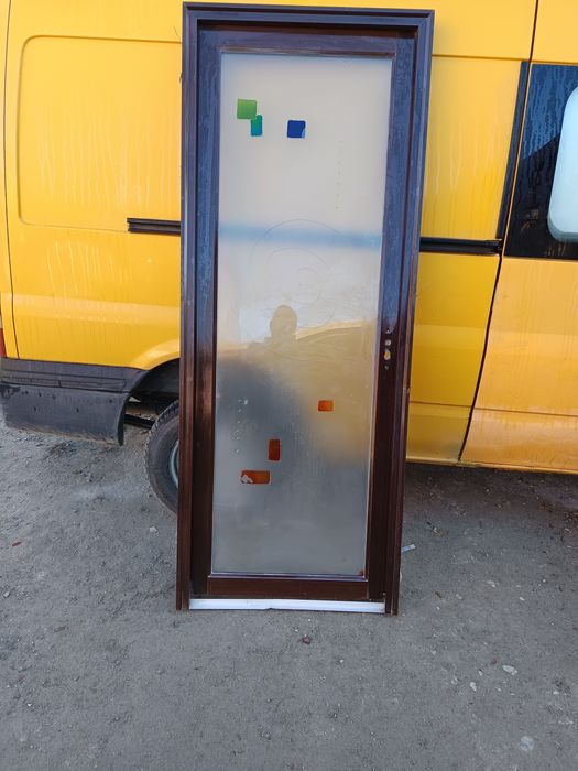 Vând 5 uși metalice cu sticlă mată ușile sunt noi