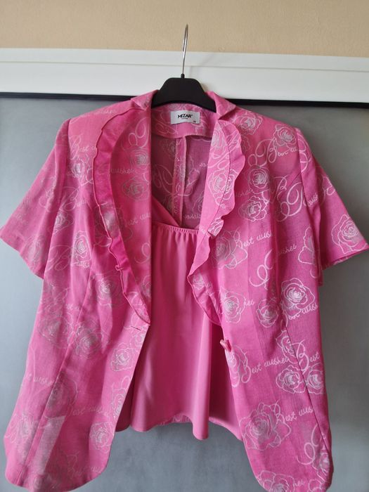 Costum cu maiou, fustă şi sacou