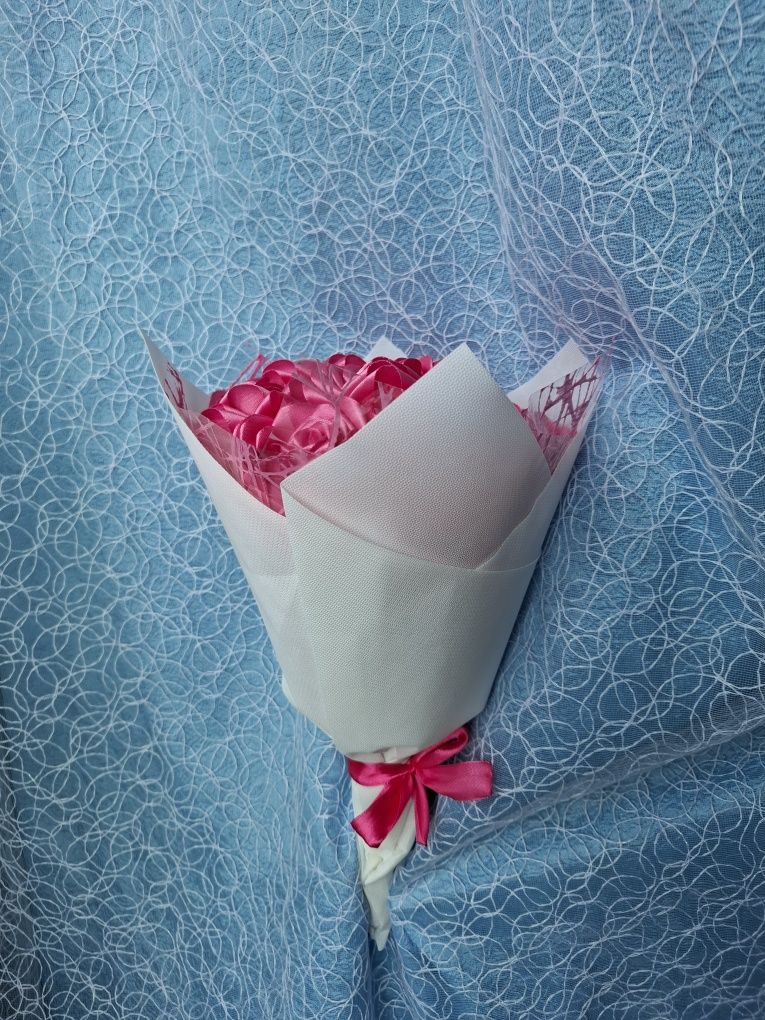 Розы из атласной ленты