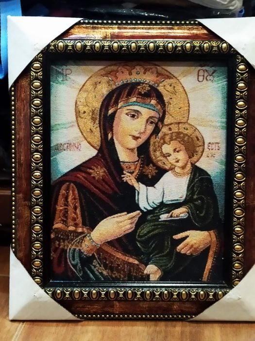 Икони шити в рамка