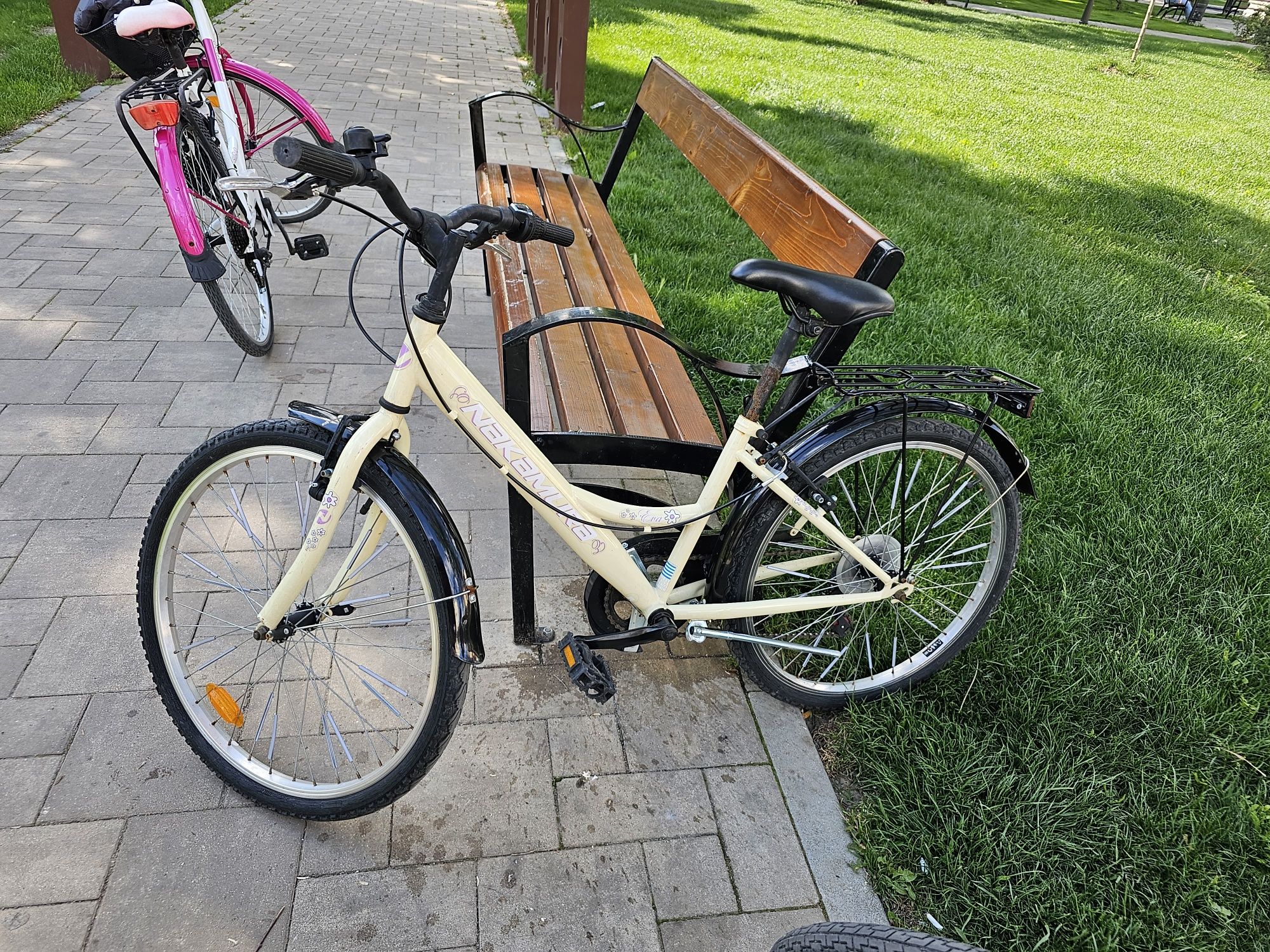 Vând bicicleta folosita putin