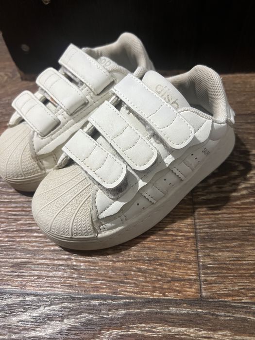 Продам детскую кроссовку