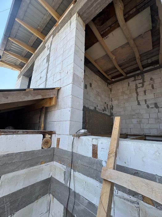 Karopka holatida uy sotiladi srochno yer narhida