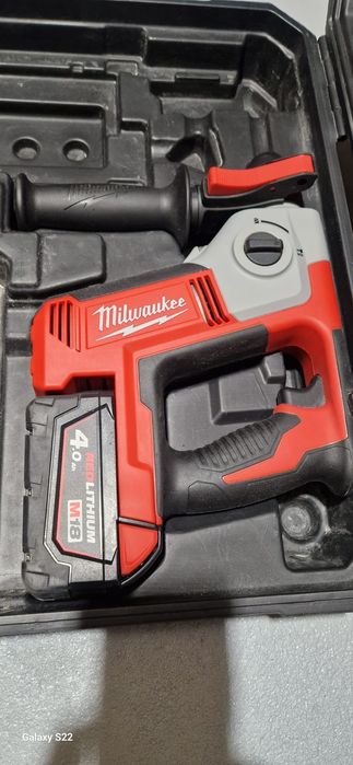 Milwaukee rotopercutor pe acumulator,curent