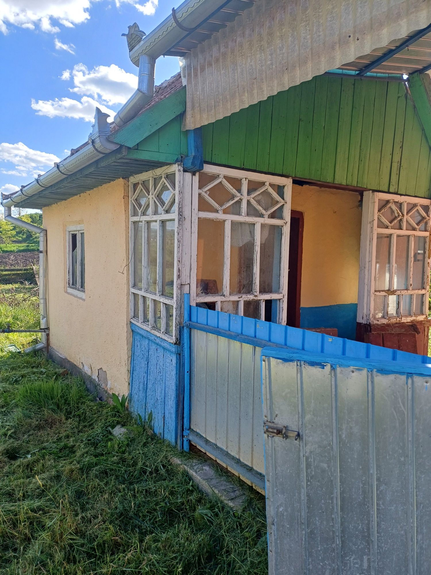 Vând Casa com. FRATA + Teren și livada.