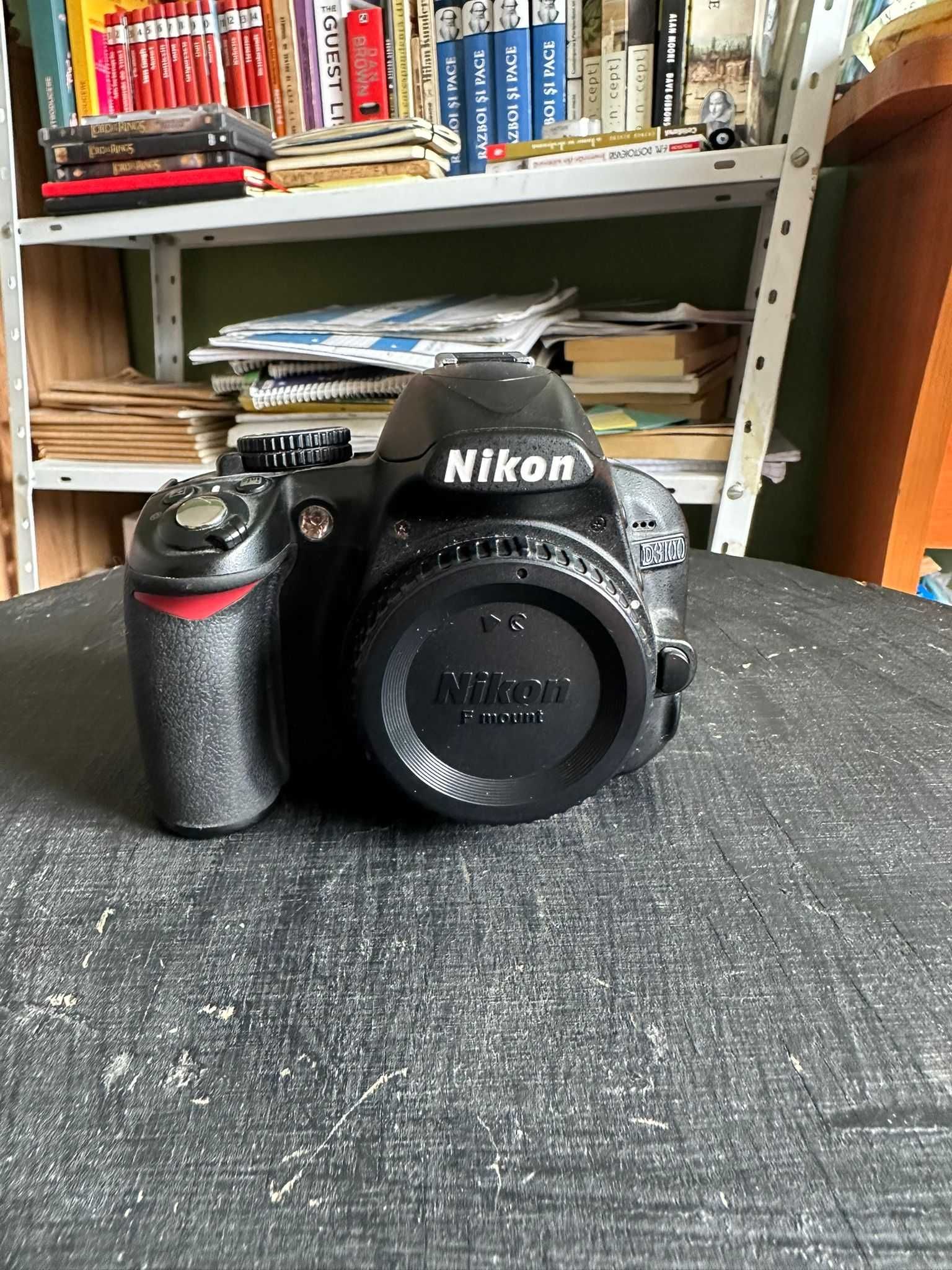 Kit foto DSLR Nikon D3100 cu obiectiv, card și accesorii